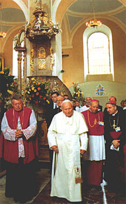Ks. prałat Lucjan Andrzejczak (pierwszy z lewej) podejmuje Ojca Świętego Jana Pawła II