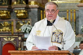 Księży biskupów, kapłanów, pielgrzymów i wszystkich łączących się duchowo, w tym pierwszego biskupa kaliskiego Stanisława Napierałę powitał ks. prałat Jacek Plota.