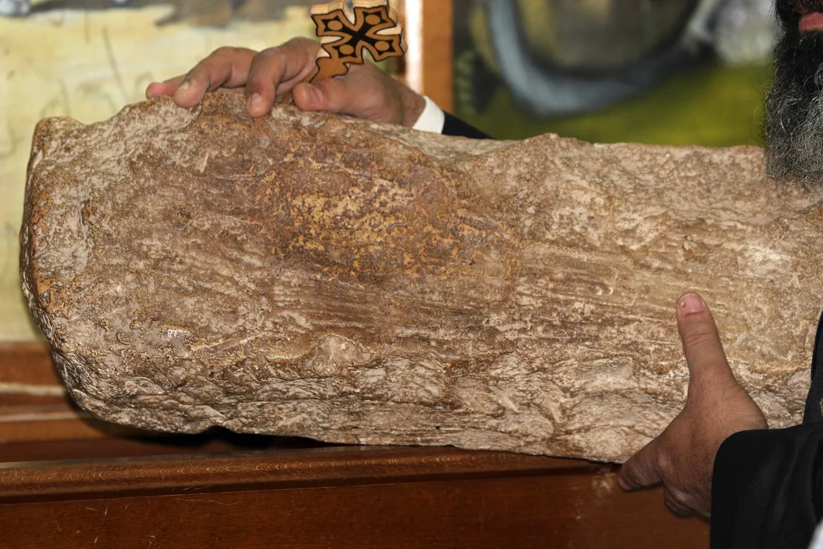 Kamień z odciskiem stopy małego Jezusa w Sakha